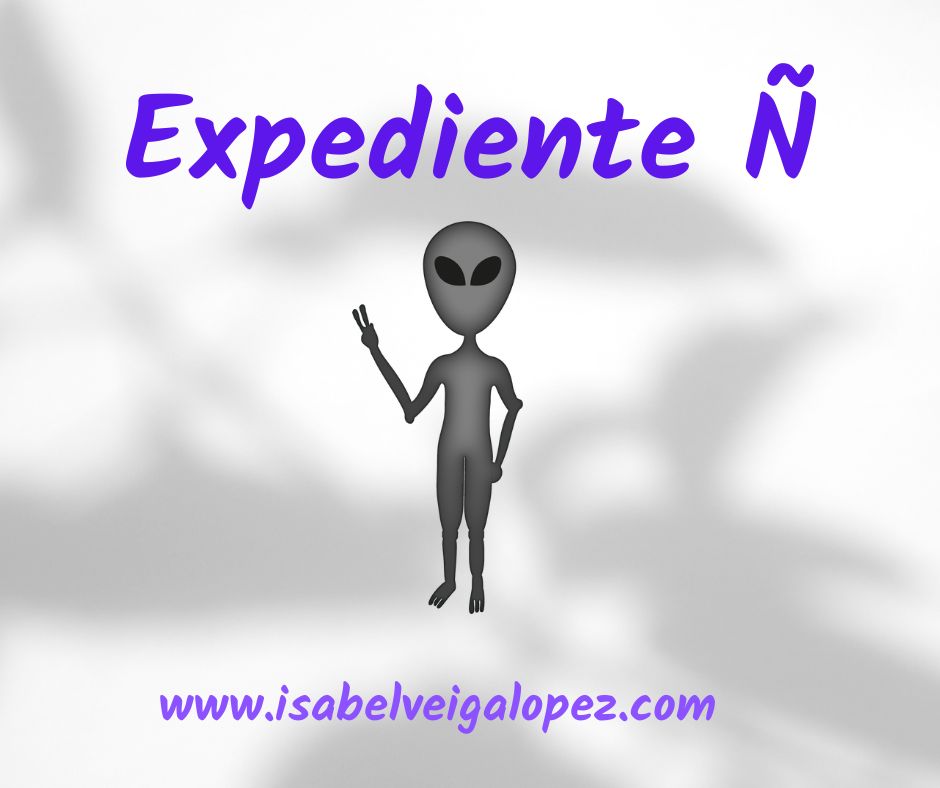 Sobre una imagen blanca con sombras indefinidas, se puede leer el título del relato "Expediente Ñ" en la parte superior de la imagen. En el medio, hay un dibujo de un extraterrestre que hace el símbolo de la paz con la mano derecha. Abajo, en letra más pequeña, la dirección web en la que está publicado el relato: www.isabelveigalopez.com